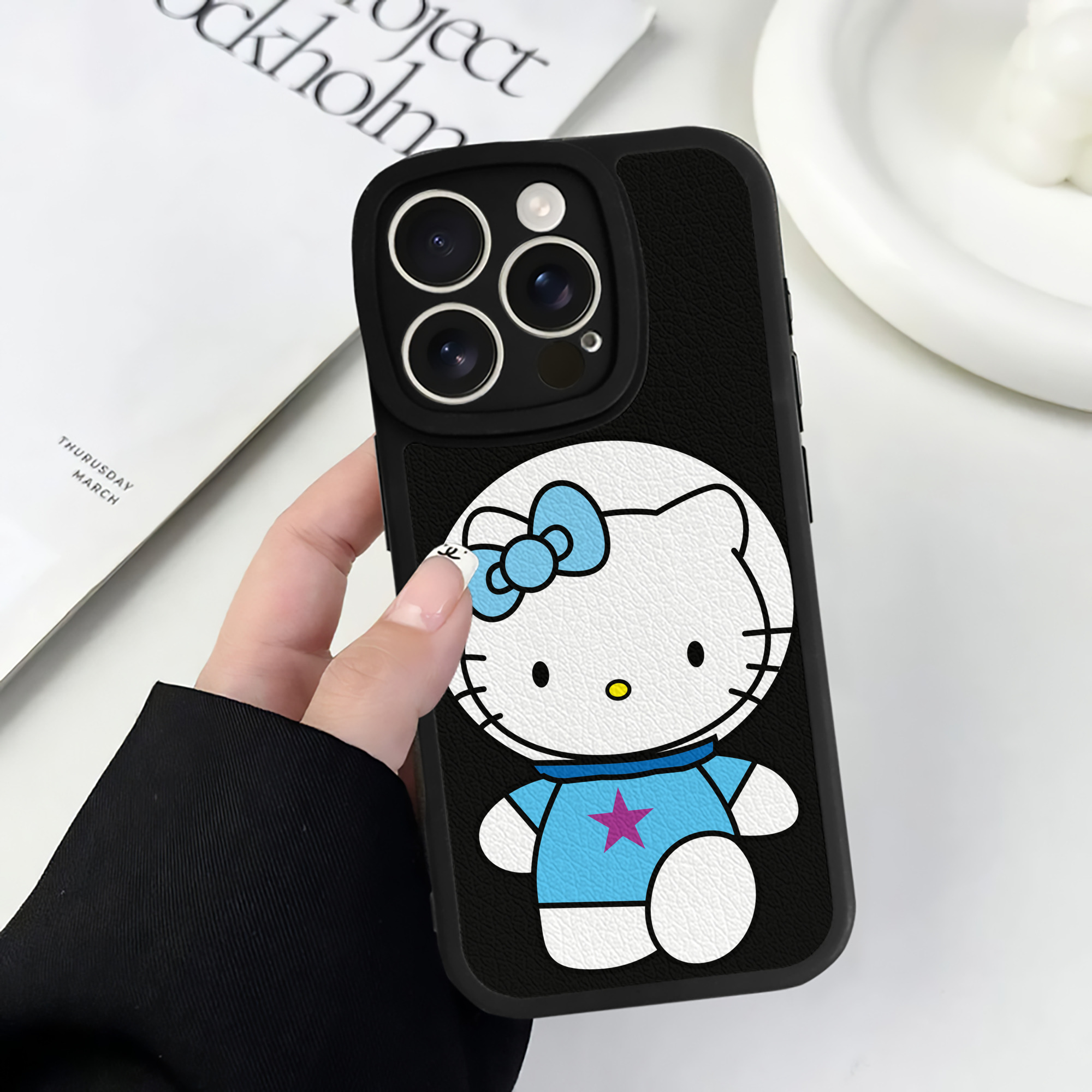 （画像用） Hello Kitty ハローキティ 【iPhone 16シリーズ対応】シリコンスマホケース（レザー調） 材質：シリコン